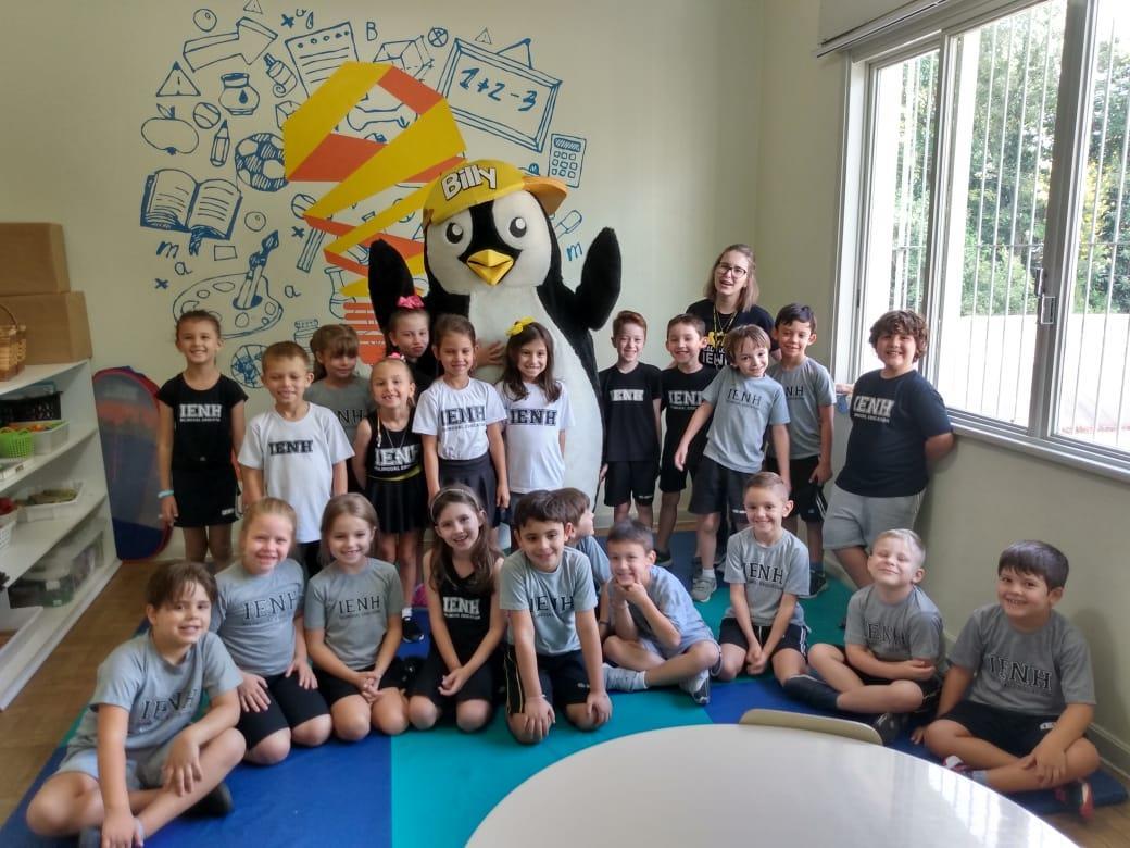 Mascote do Currículo Bilíngue visita alunos dos 1°s anos do Ensino Fundamental 