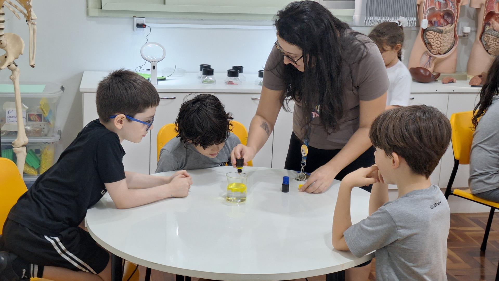 Monitores ecológicos da Unidade Pindorama exploram o mundo das plantas 