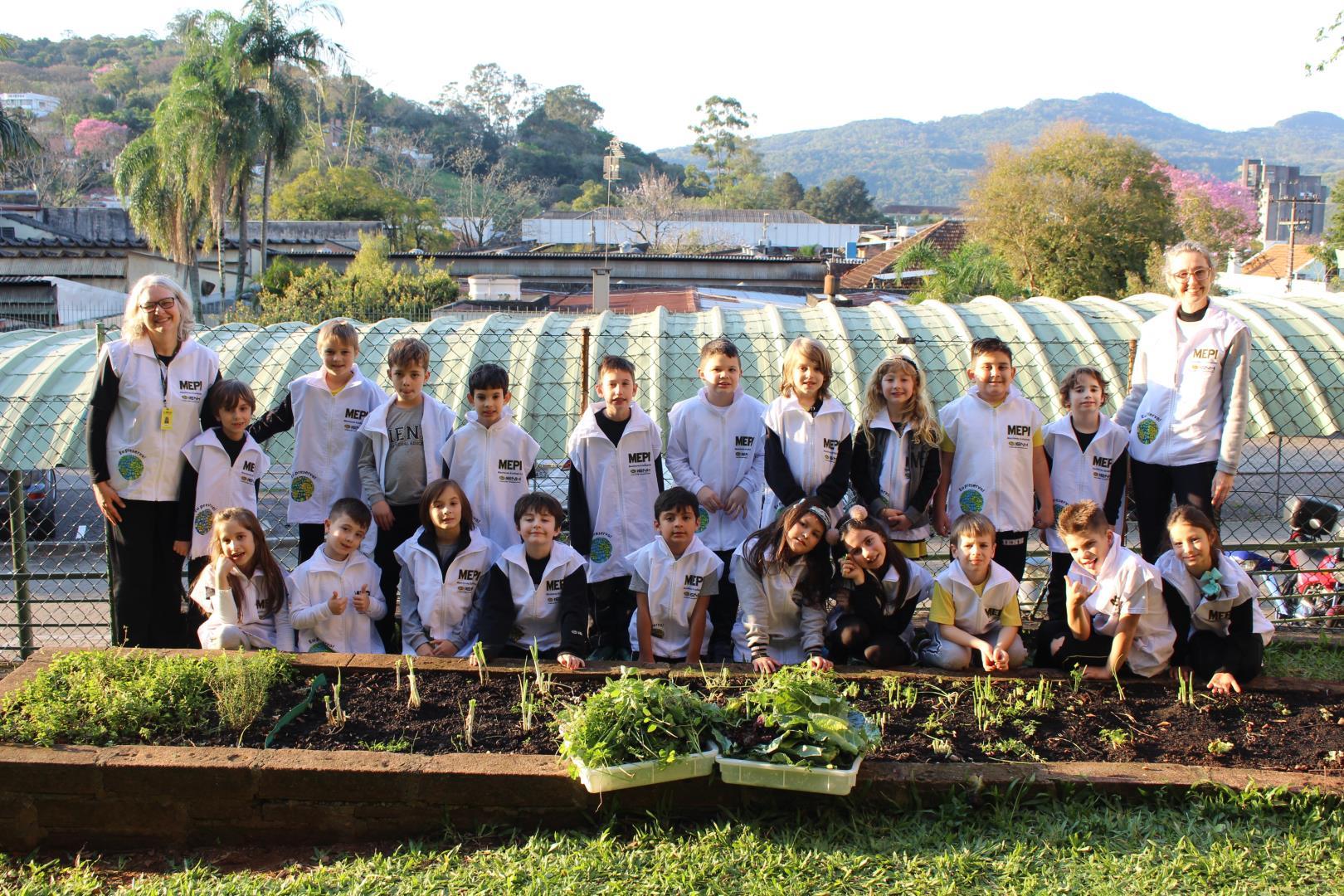 Monitores Ecológicos realizam colheita na horta escolar da Unidade Pindorama