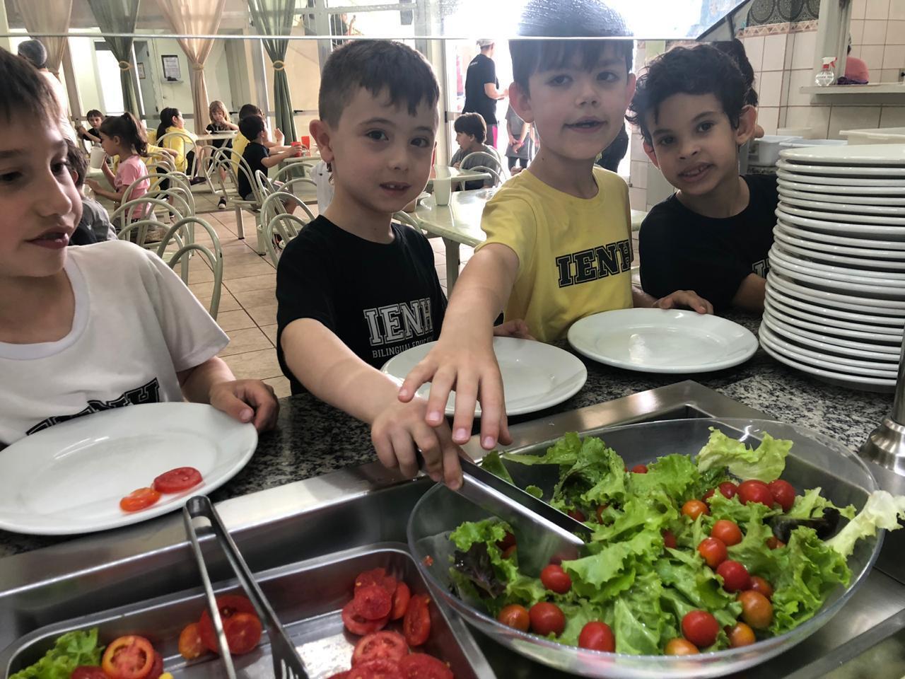 Monitores Ecológicos realizam colheita na horta escolar e entregam os alimentos para restaurante