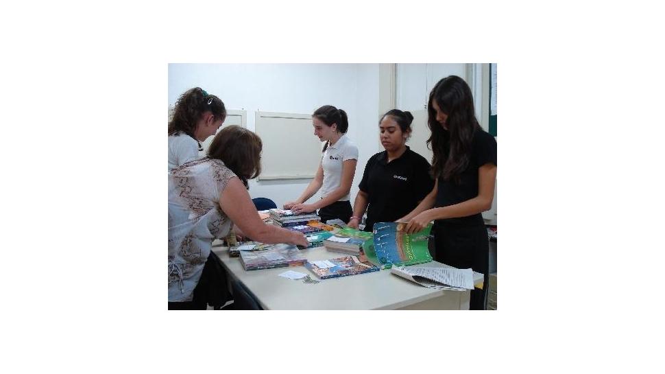 Alunos da Unidade Fundação Evangélica trocam e vendem livros