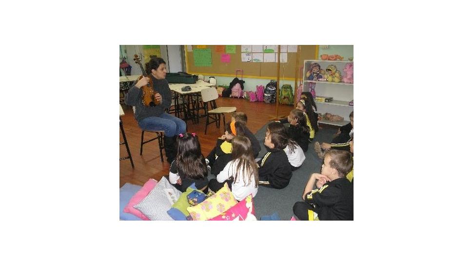 Alunos da 1ª série B recebem visita de professora de Violino da IENH