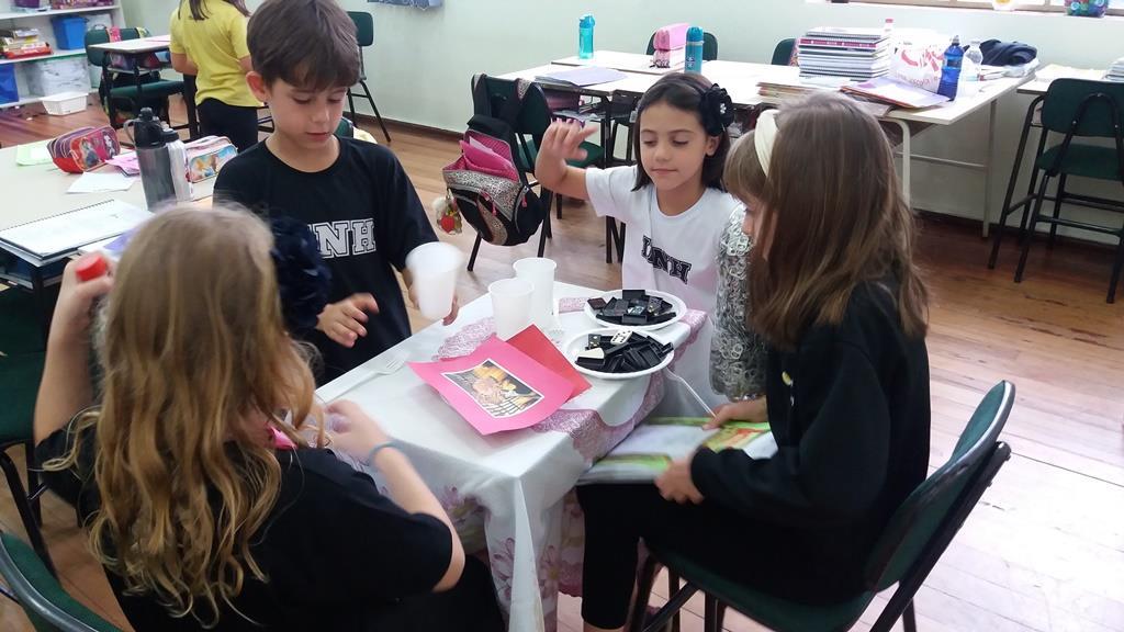 “My restaurant menu”: atividade lúdica desenvolve a oralidade em Inglês nas turmas dos 2ºs anos “My restaurant menu”: atividade lúdica desenvolve a oralidade em Inglês nas turmas dos 2ºs anos