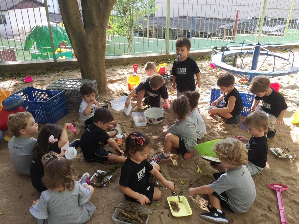 Níveis 2 realizam descobertas com elementos da natureza e participam de piquenique com o coelhinho Níveis 2 realizam descobertas com elementos da natureza e participam de piquenique com o coelhinho