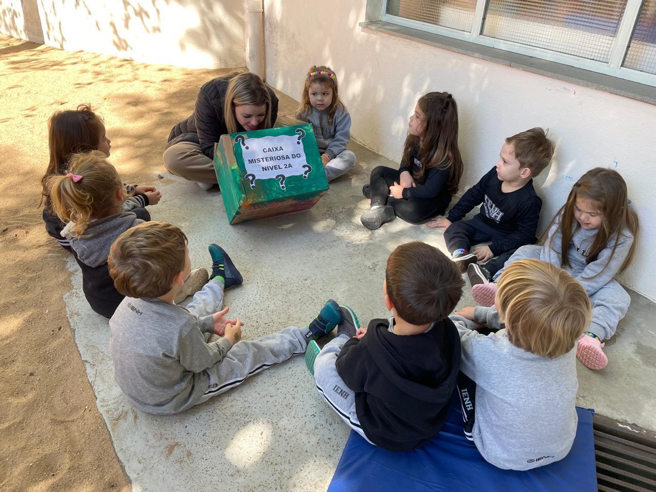 Nível 2A da Unidade Oswaldo Cruz explora o clássico "Cachinhos Dourados e os Três Ursos" Nível 2A da Unidade Oswaldo Cruz explora o clássico "Cachinhos Dourados e os Três Ursos"