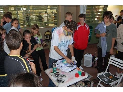 Alunos da IENH ganham mochilas grafitadas