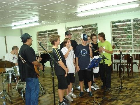 Alunos da IENH aprendem música com a Banda Kantarokê