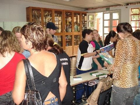 Alunos da Unidade Fundação Evangélica trocam e vendem livros