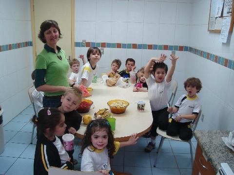 Alunos do Currículo Bilíngüe aprendem em aula Culinária