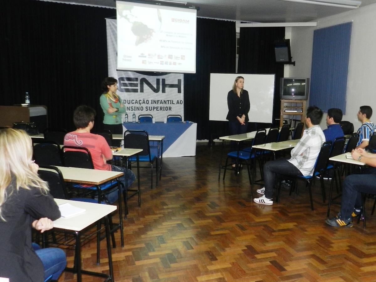 Acadêmicos assistem palestra com representantes da CIGAM