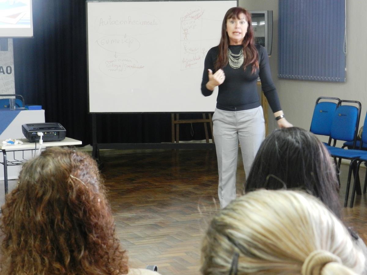 Colaboradores da IENH participam de Palestra sobre Atendimento