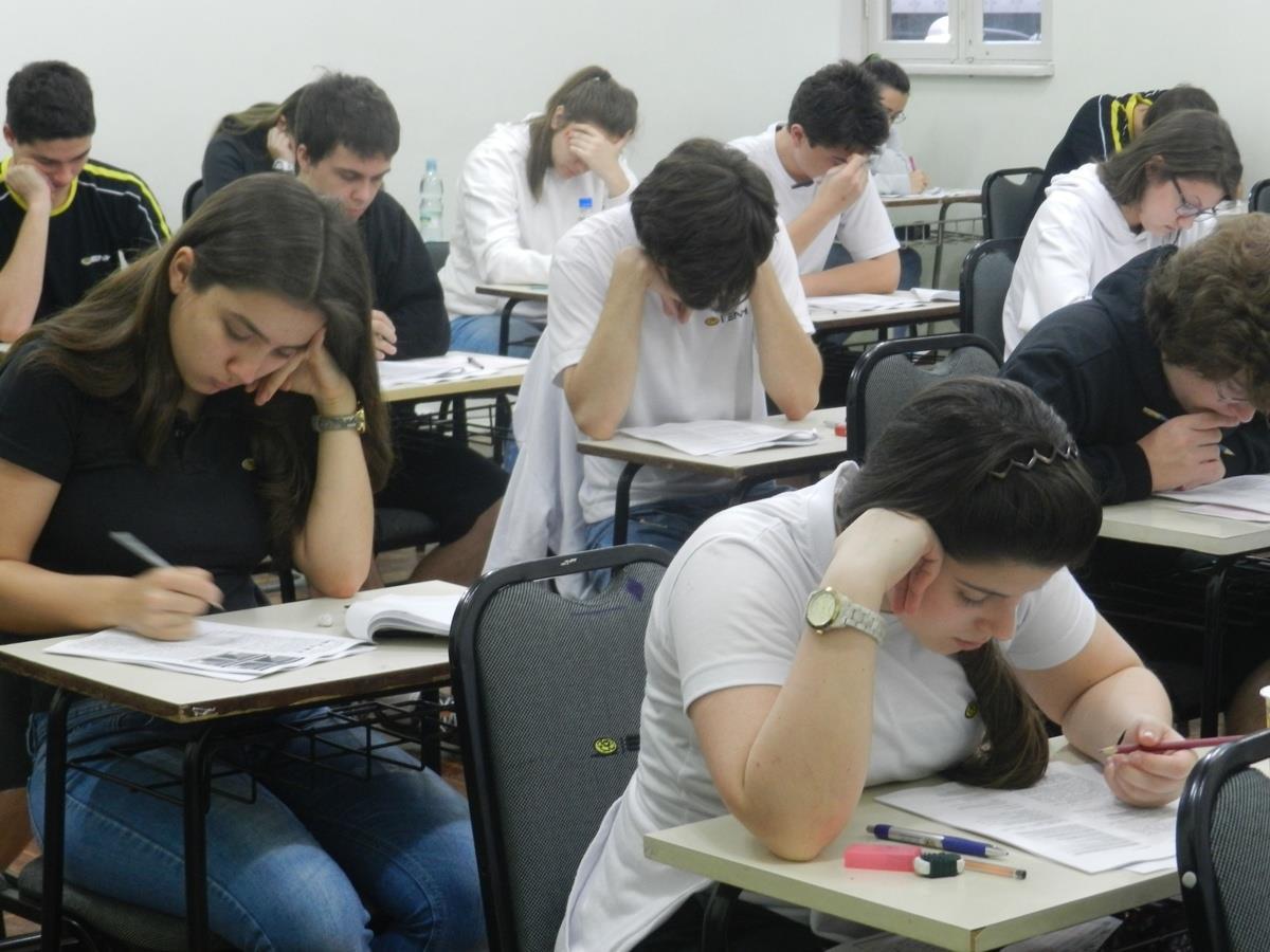 Estudantes da IENH realizam Simulado do ENEM