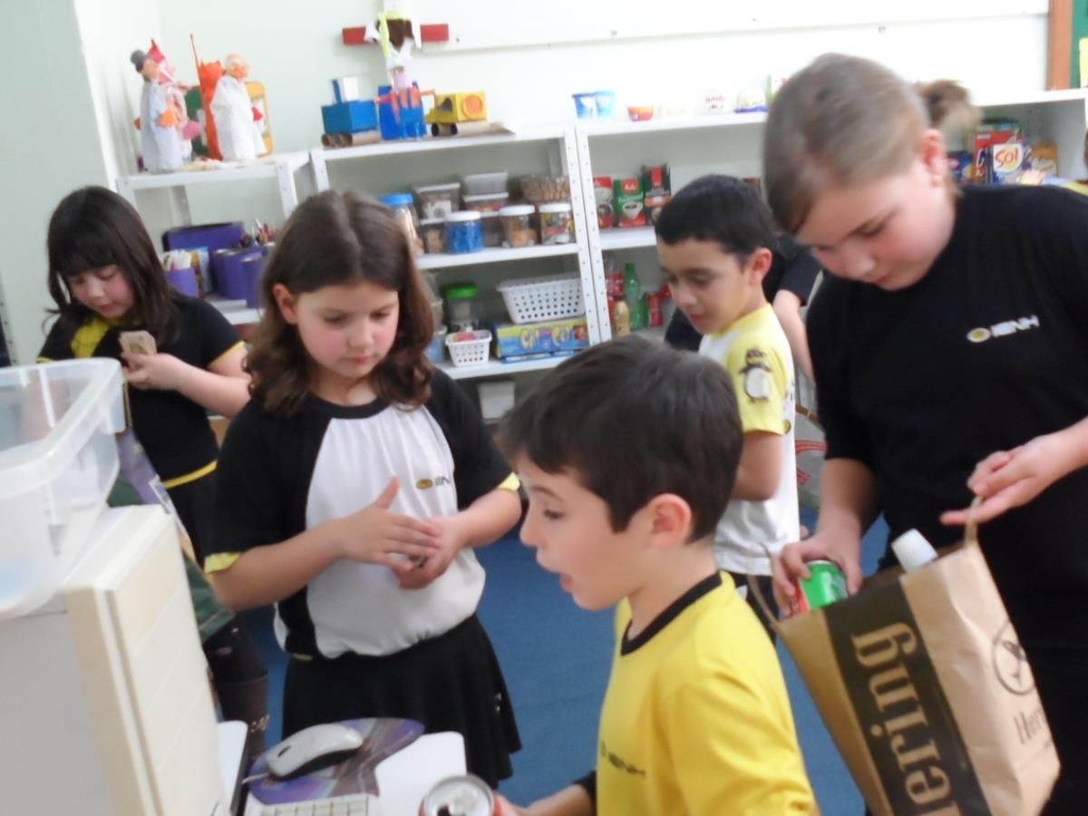 Estudantes criam mercadinho em sala de aula