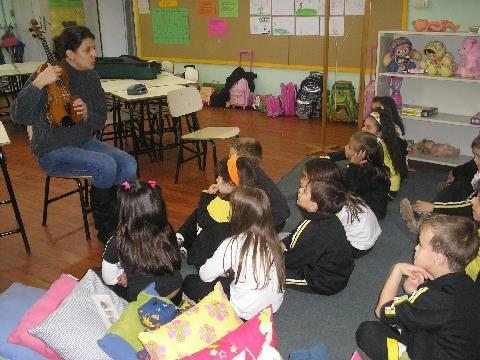 Alunos da 1ª série B recebem visita de professora de Violino da IENH