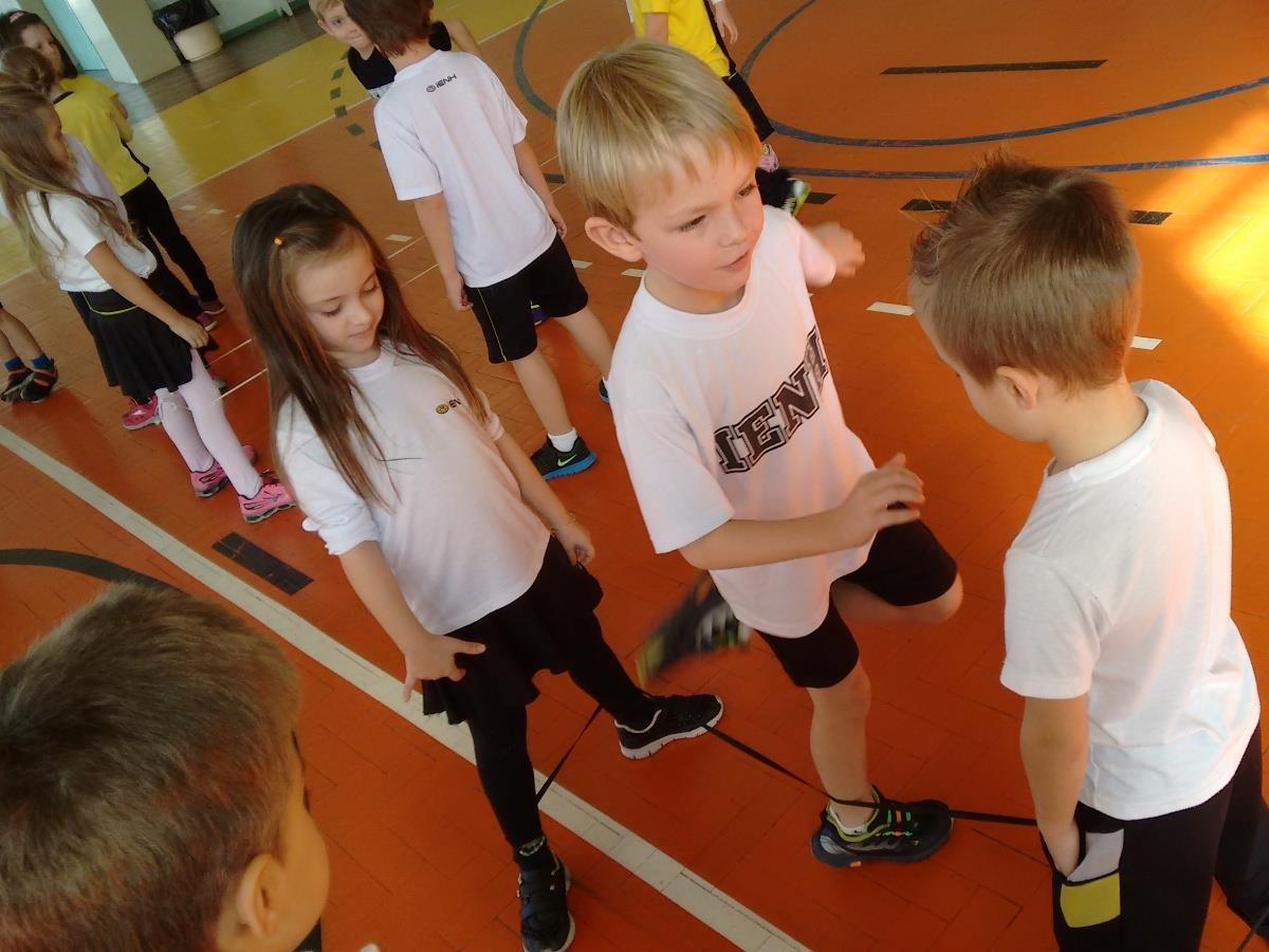 “Quem quer brincar de elástico? Resgatando uma brincadeira cultural” “Quem quer brincar de elástico? Resgatando uma brincadeira cultural”