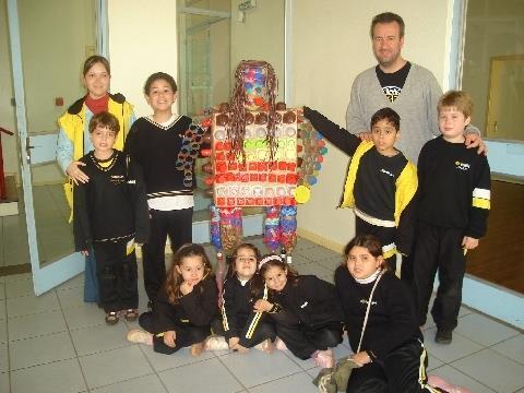 Alunos do Projeto Multidisciplinar e os Monitores Ecológicos do Pindorama produzem Boneco