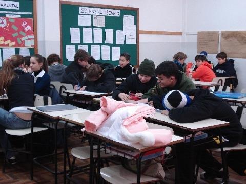 Alunos da Fundação Evangélica discutem sobre escolhas, princípios e valores através de filme