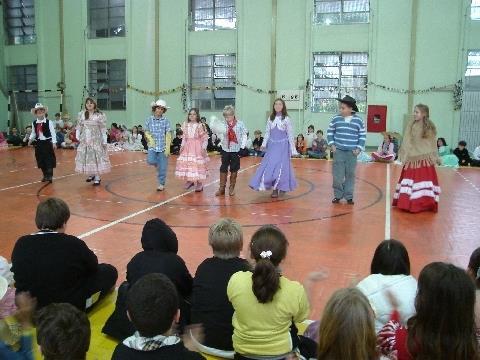 Alunos do Pindorama se divertem durante Festa Junina