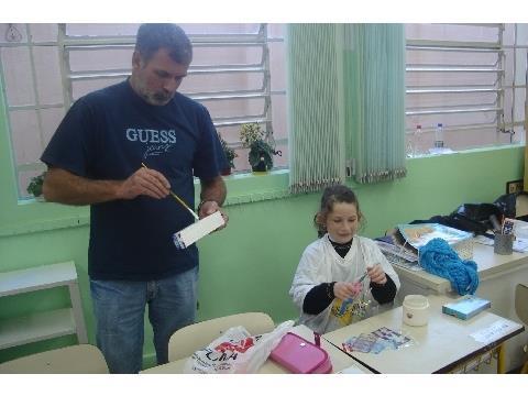 Estudantes confeccionam brinquedos de sucata