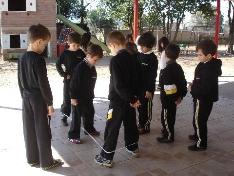 Alunos da turma 1ªB do Pindorama aprendem através de brincadeiras antigas