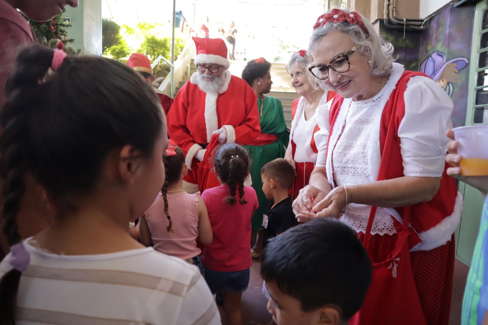 Novecentos presentes foram entregues no Natal Solidário da IENH