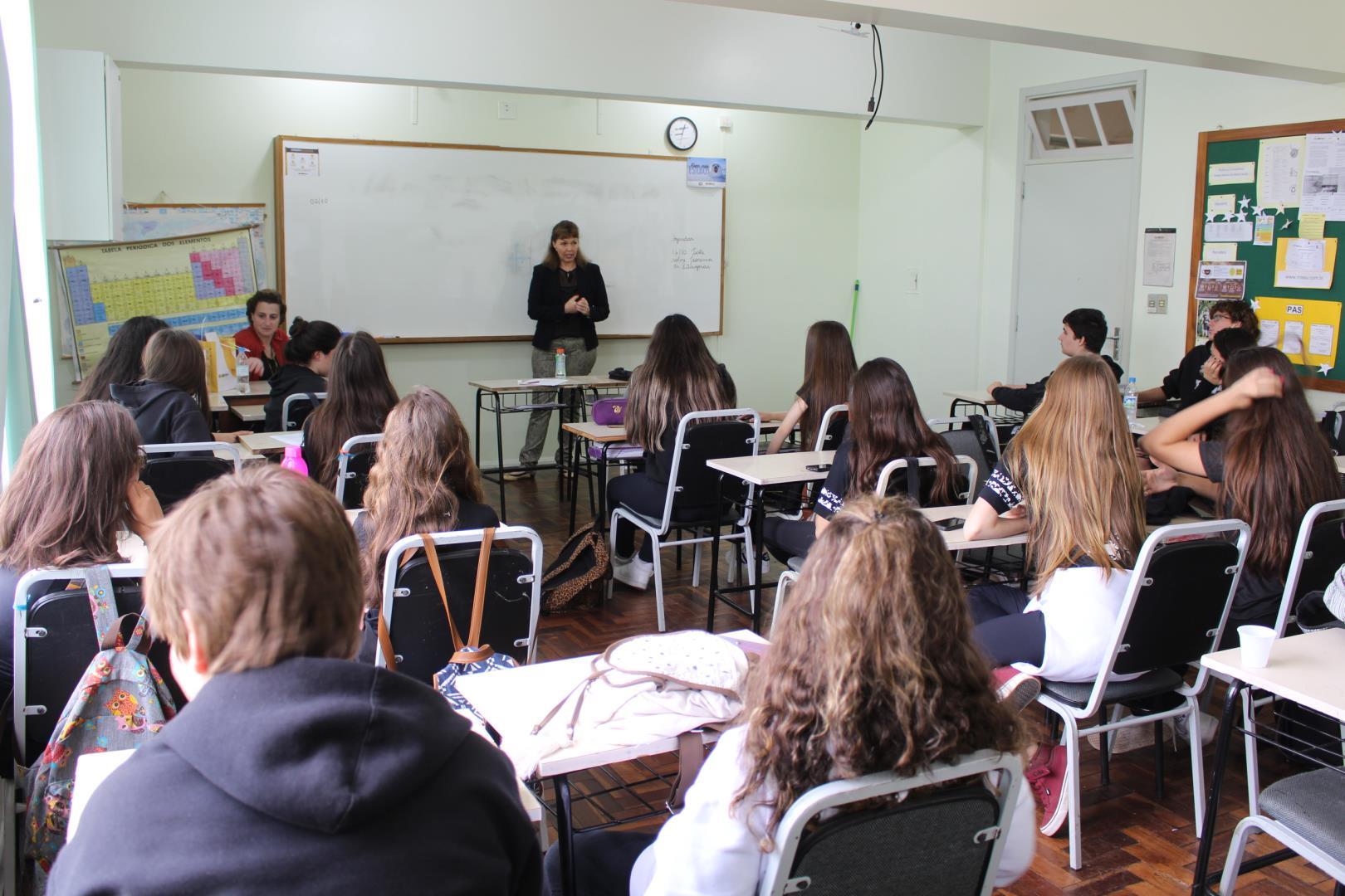 Nutricionista palestra para alunos do 9º ano D