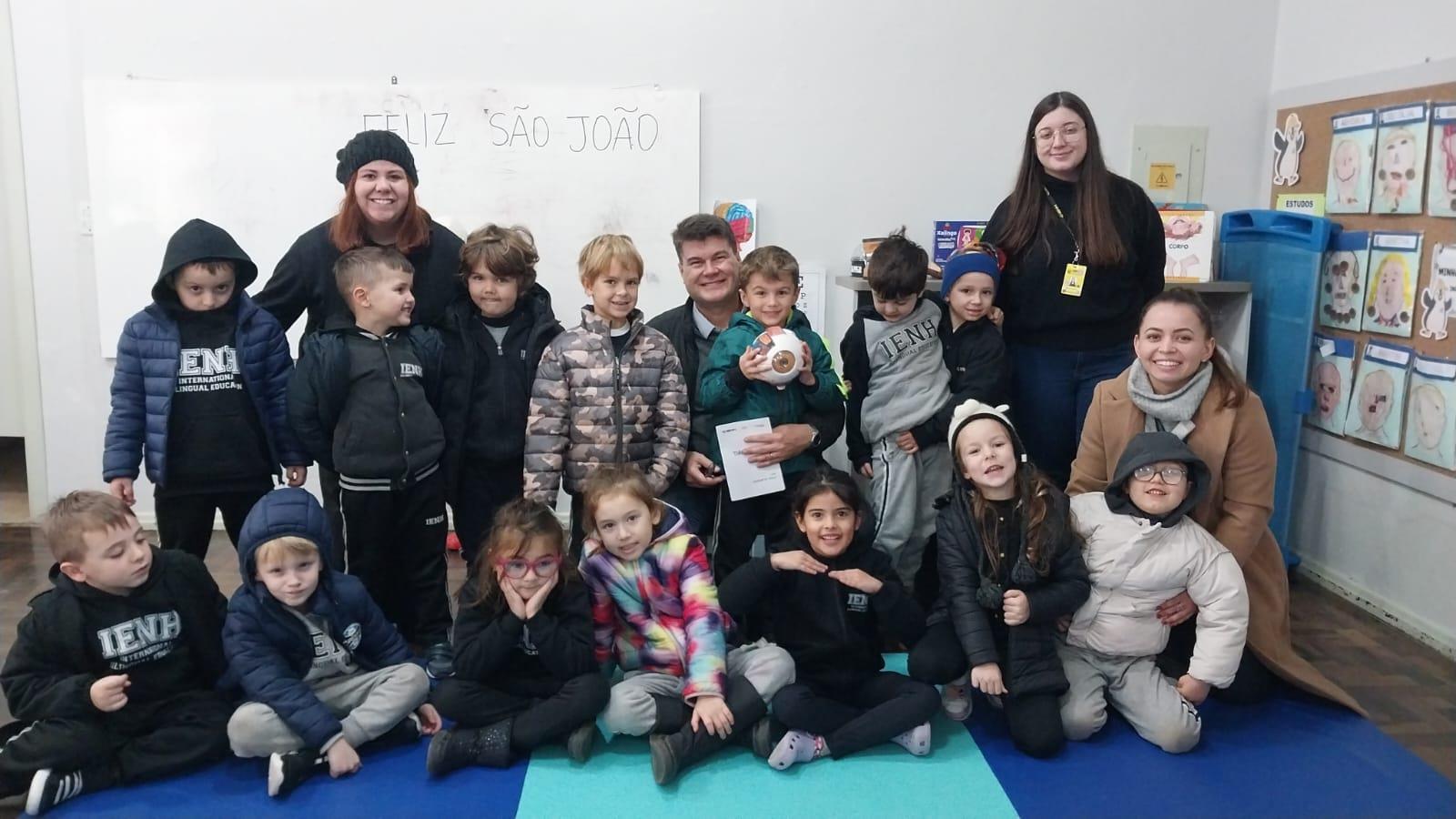 Kindergarten 5B recebem visita de optometrista e pai de aluno da Unidade Oswaldo Cruz