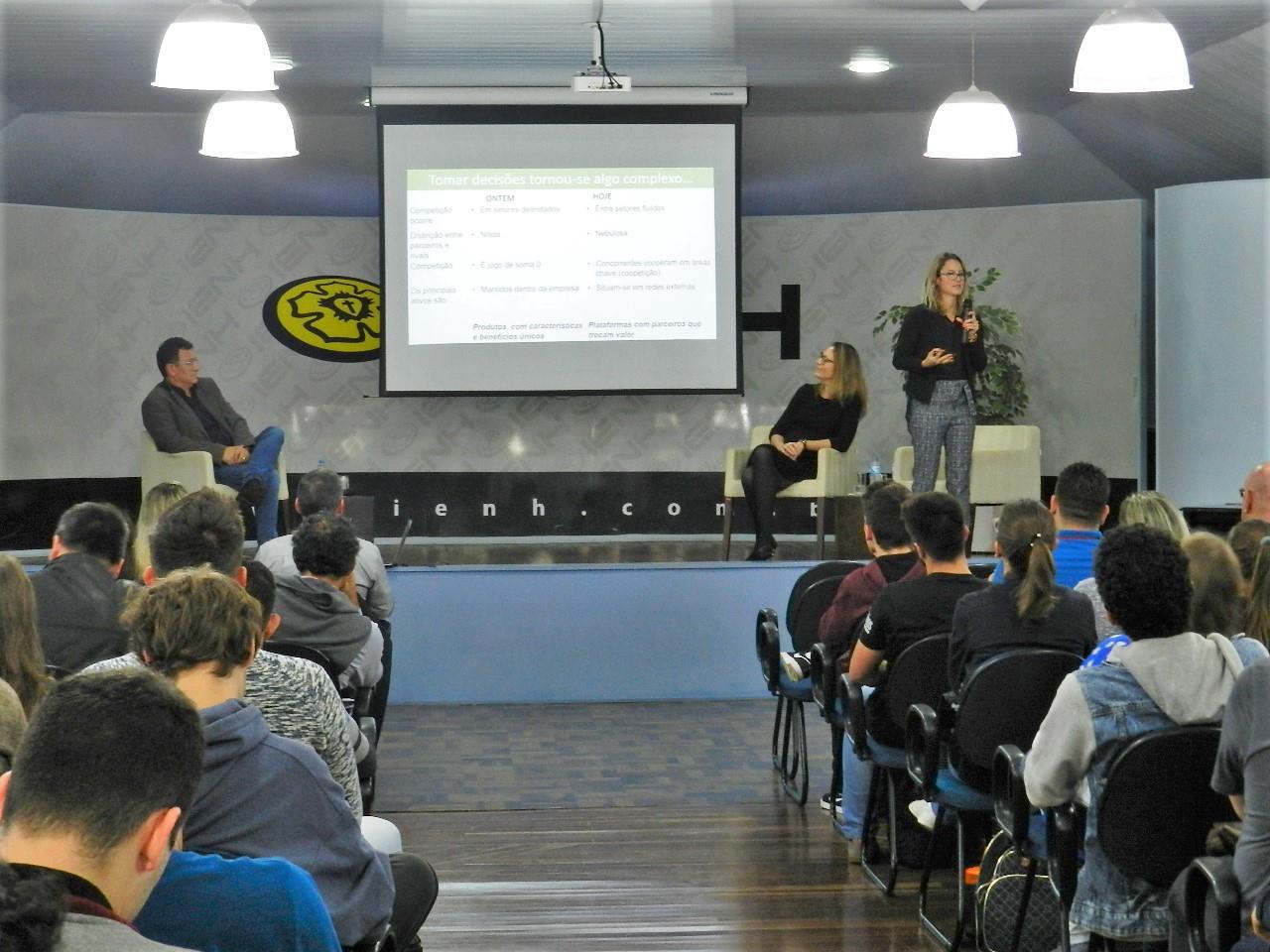 Painel da Faculdade IENH debate a transformação digital