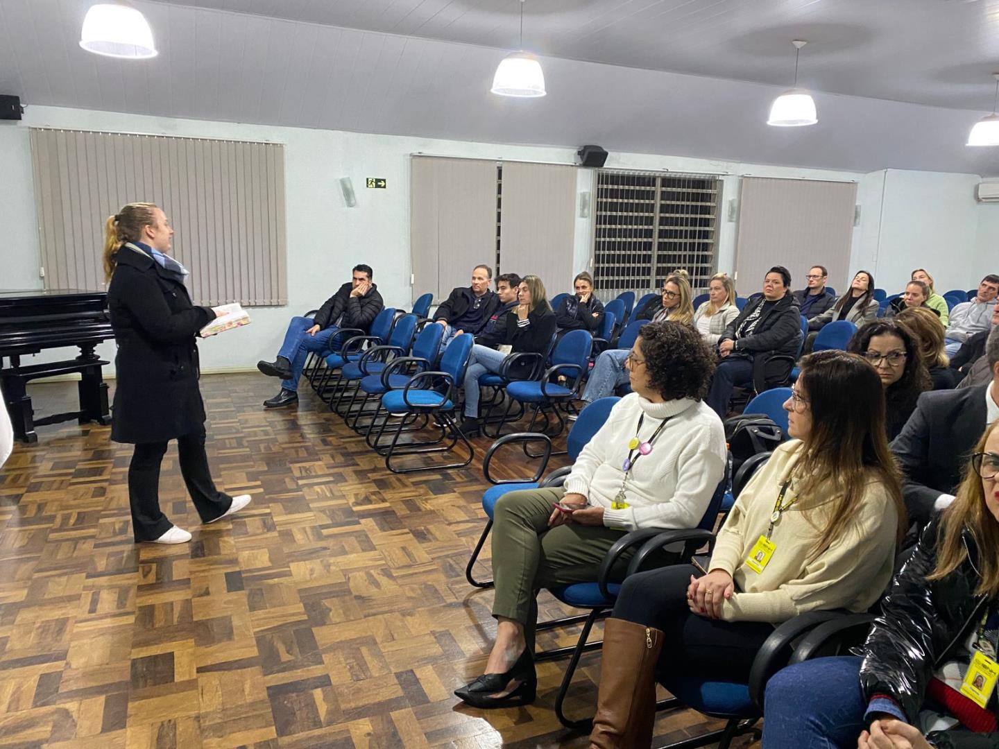 Pais de estudantes dos 9°s anos da IENH participam de reunião sobre o Novo Ensino Médio