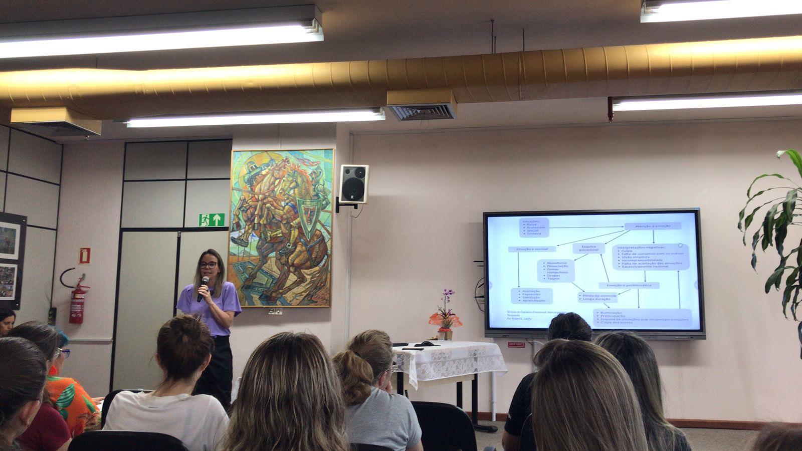 Palestra “Emoções em Conexão” reúne diretores escolares em Novo Hamburgo Palestra “Emoções em Conexão” reúne diretores escolares em Novo Hamburgo