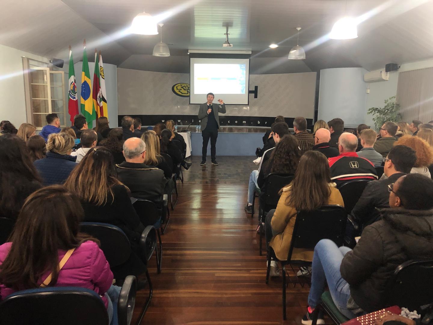 Palestra sobre bolsas de estudos em universidades no exterior é promovida na IENH