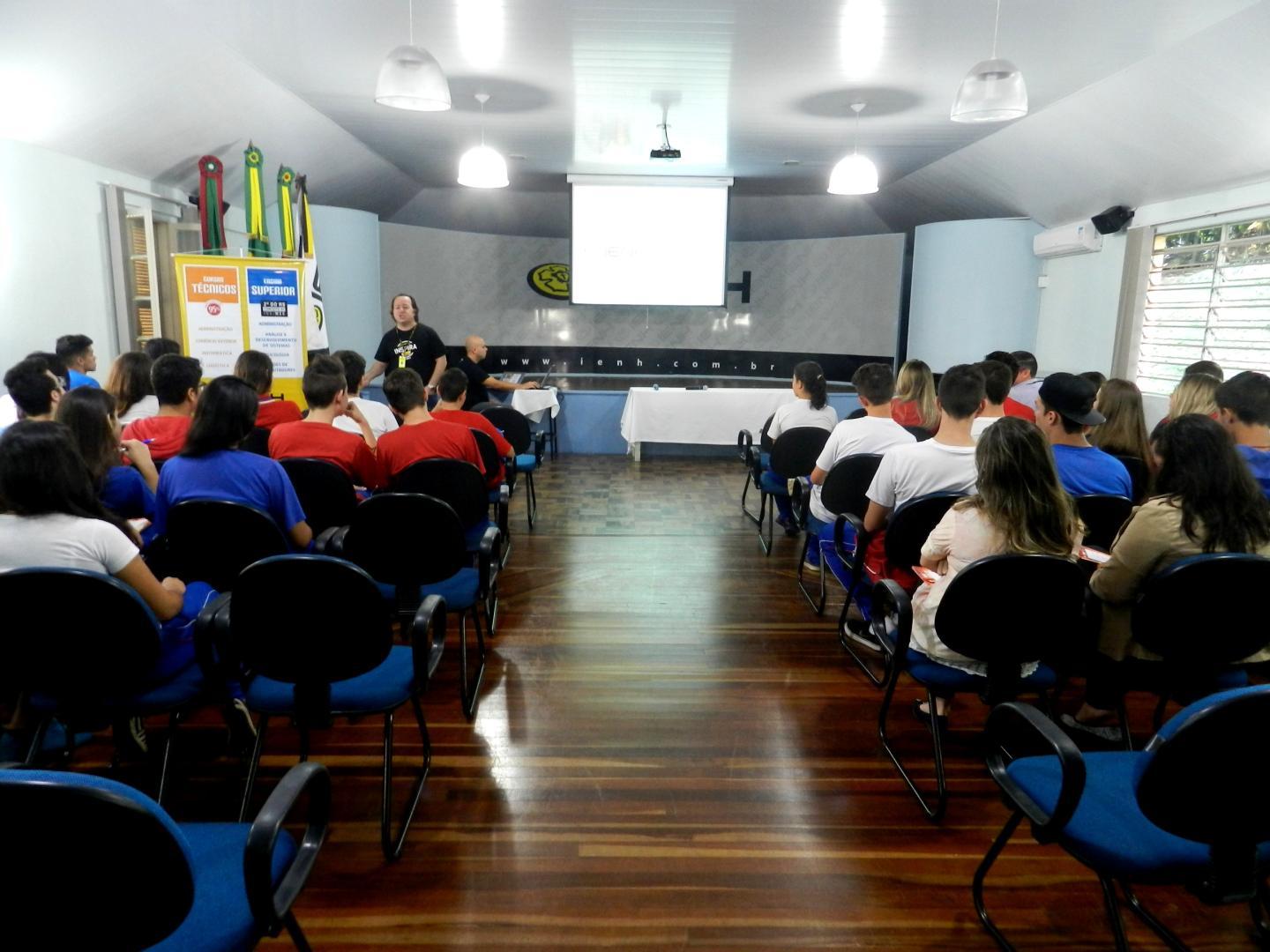 POP capacita estudantes do Instituto Estadual La Salle