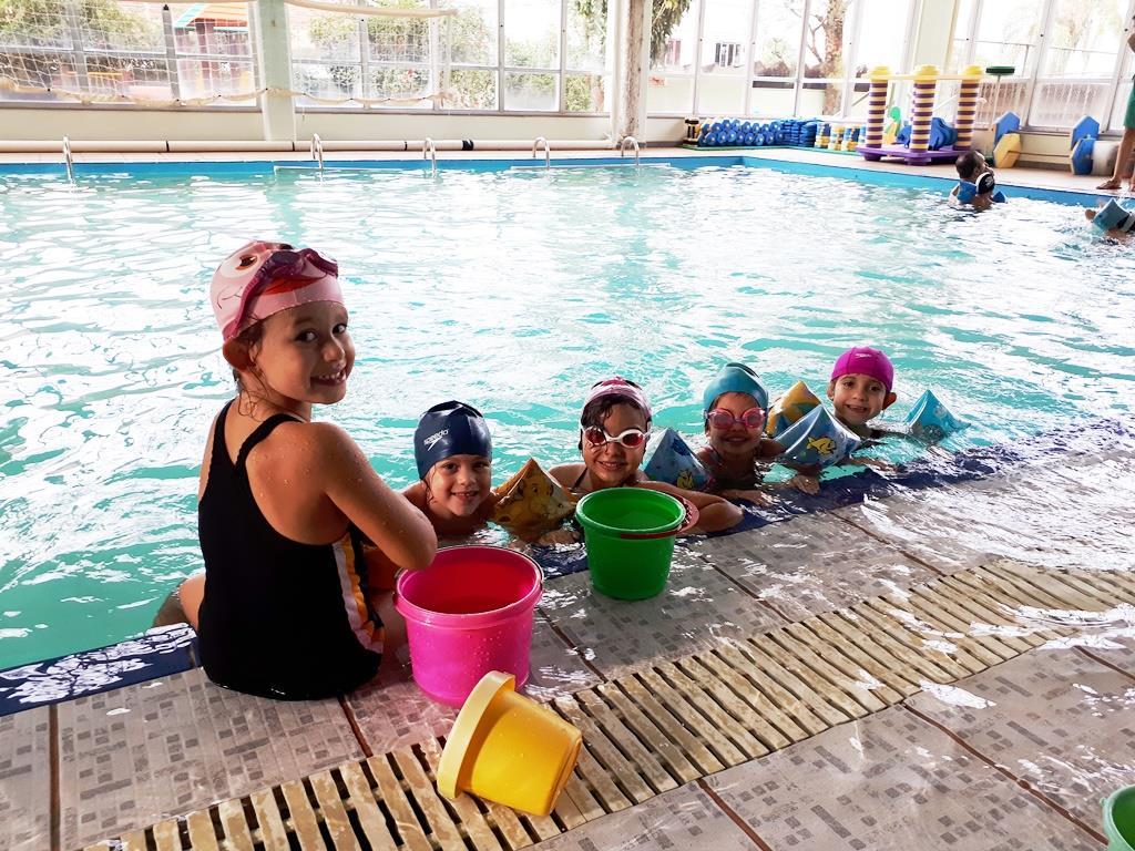 Primeira aula de natação é vivenciada pelos alunos da Educação Infantil na Unidade Pindorama