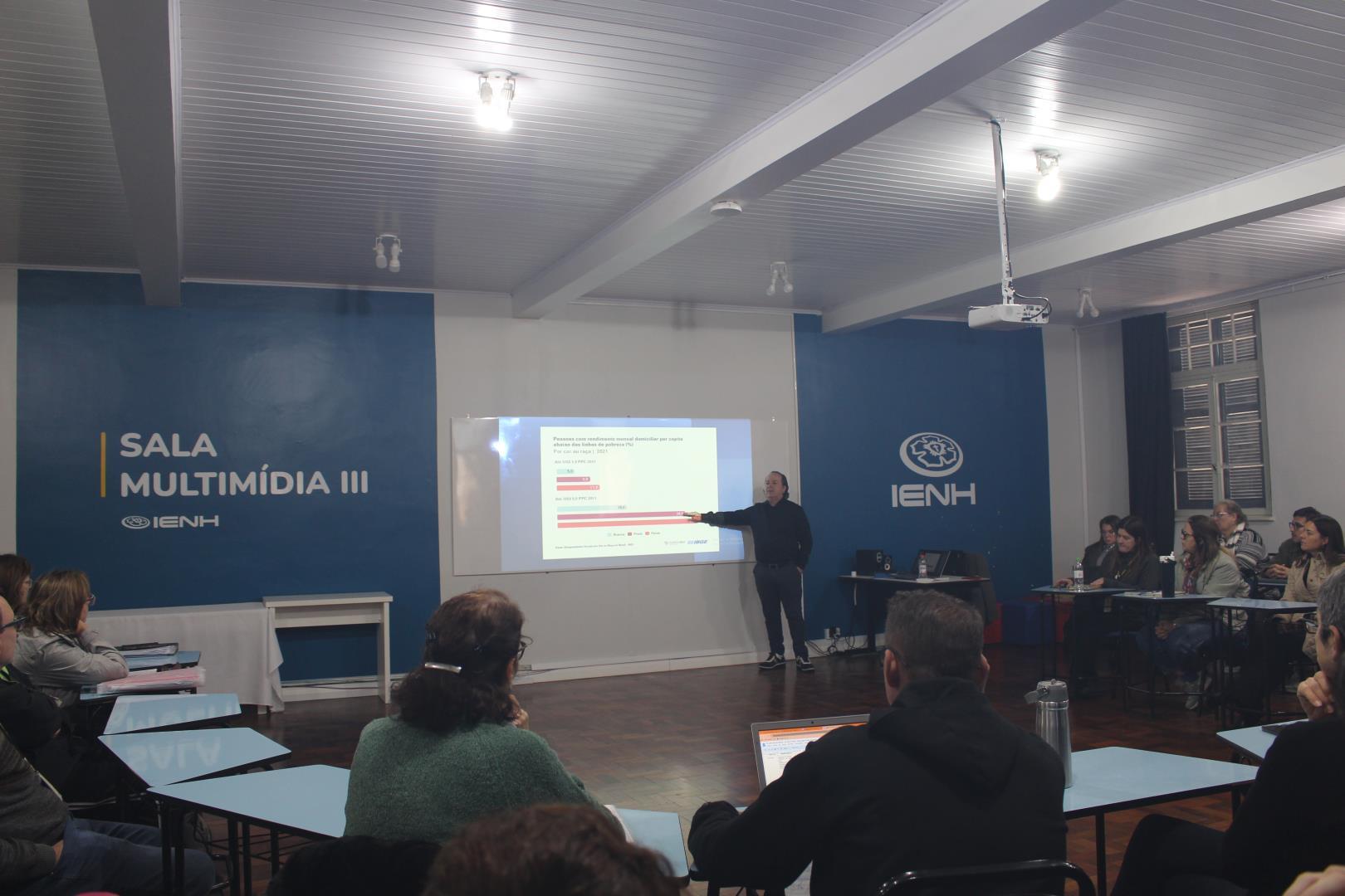 Professores da Unidade Fundação Evangélica participam de palestra sobre bullying e cyberbullying