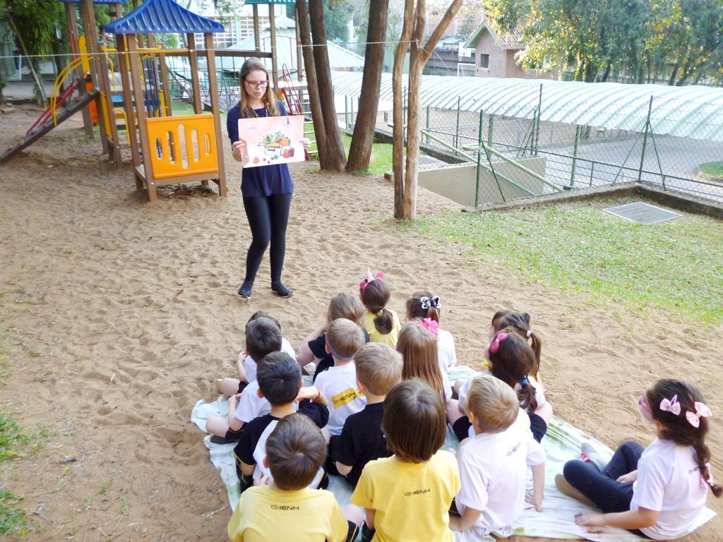 Projeto de estudos sobre alimentação saudável oportuniza hora do conto especial para o Nível 4B