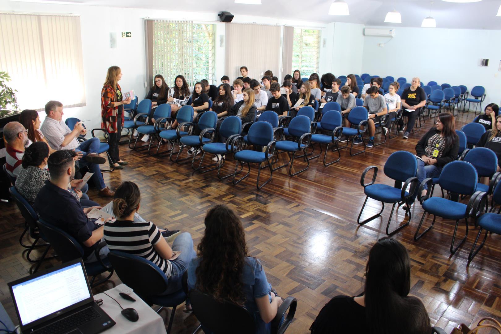 Projetos sociais do Ensino Médio iniciam com a Feira das ONGs e escolas