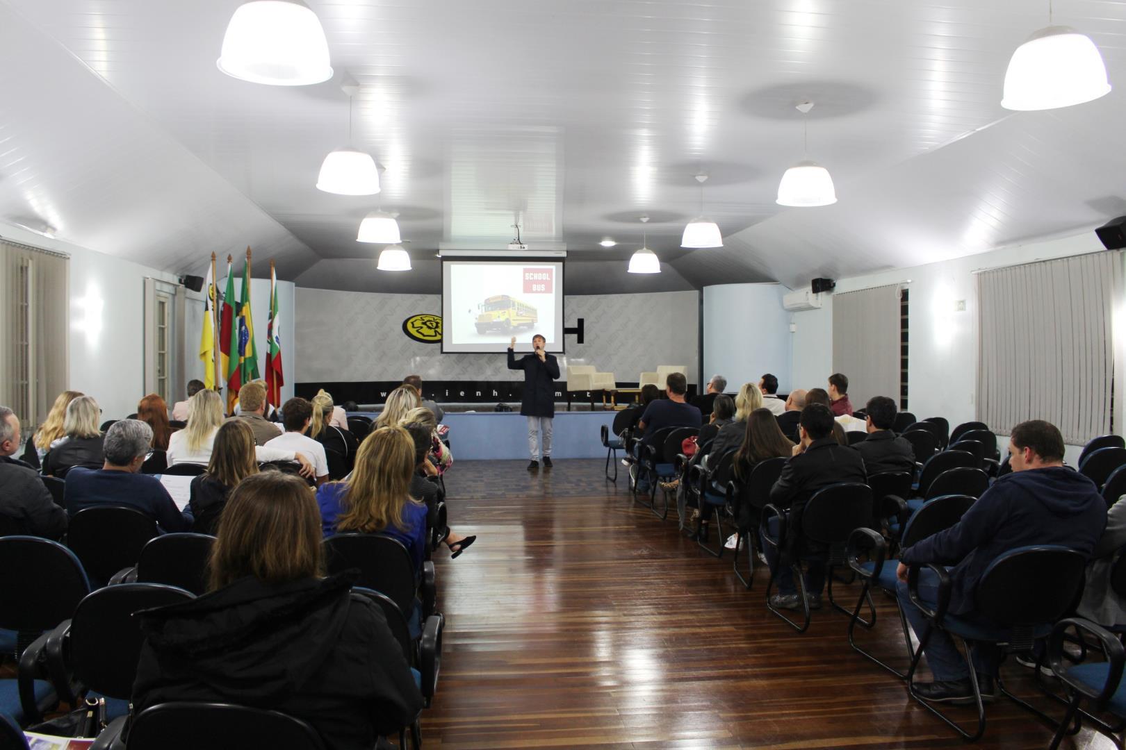 Proposta de Intercâmbio para o Canadá é apresentada para famílias dos 8ºs anos Proposta de Intercâmbio para o Canadá é apresentada para famílias dos 8ºs anos