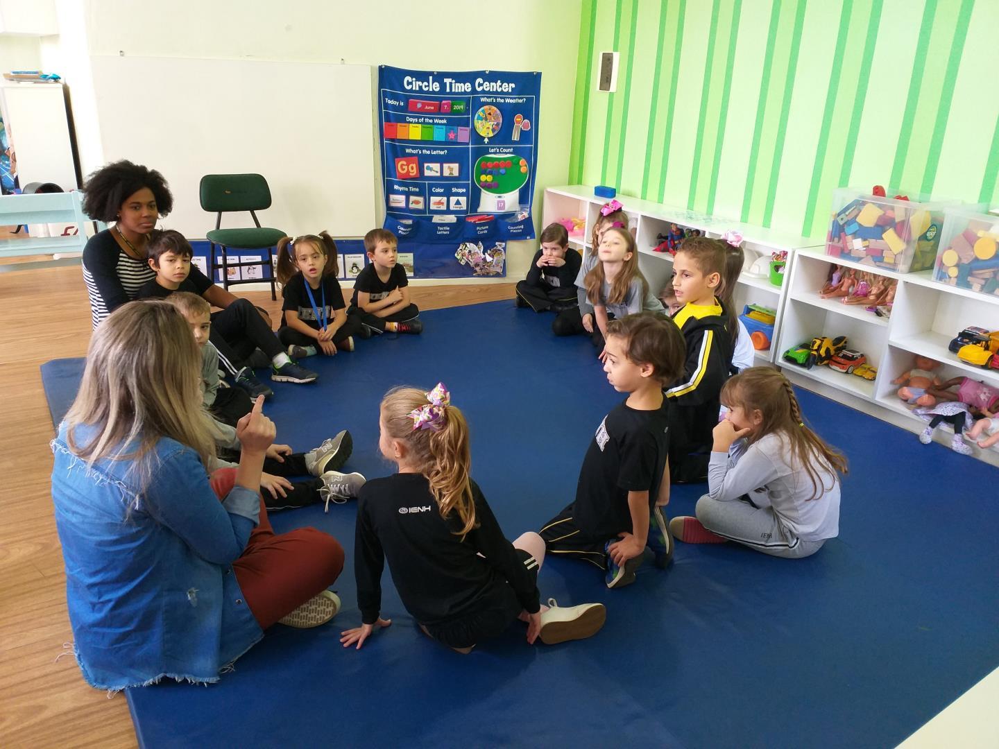 Psicóloga participa de roda de conversa sobre sentimentos em aula da