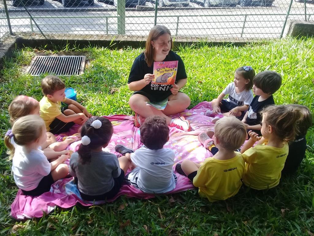 Qual é a cor do amor? Hora do conto especial no Nível 2B da Educação Infantil Qual é a cor do amor? Hora do conto especial no Nível 2B da Educação Infantil