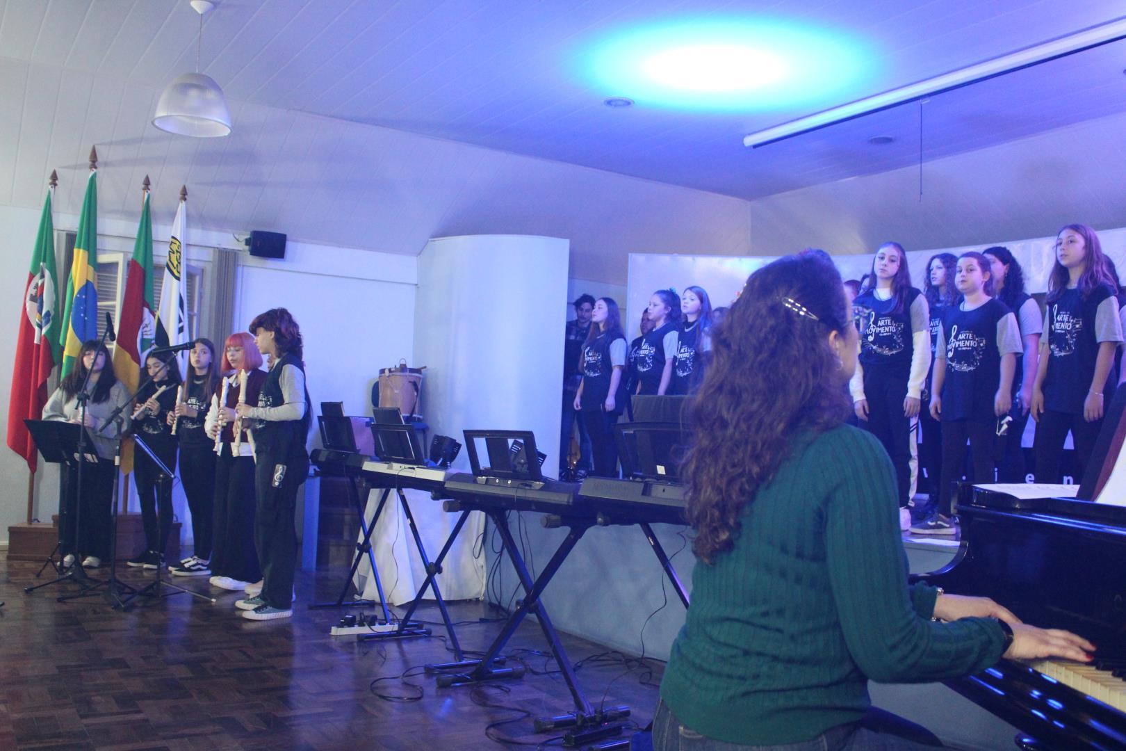 Recital Arte em Movimento encanta estudantes com canções que transcendem o tempo Recital Arte em Movimento encanta estudantes com canções que transcendem o tempo