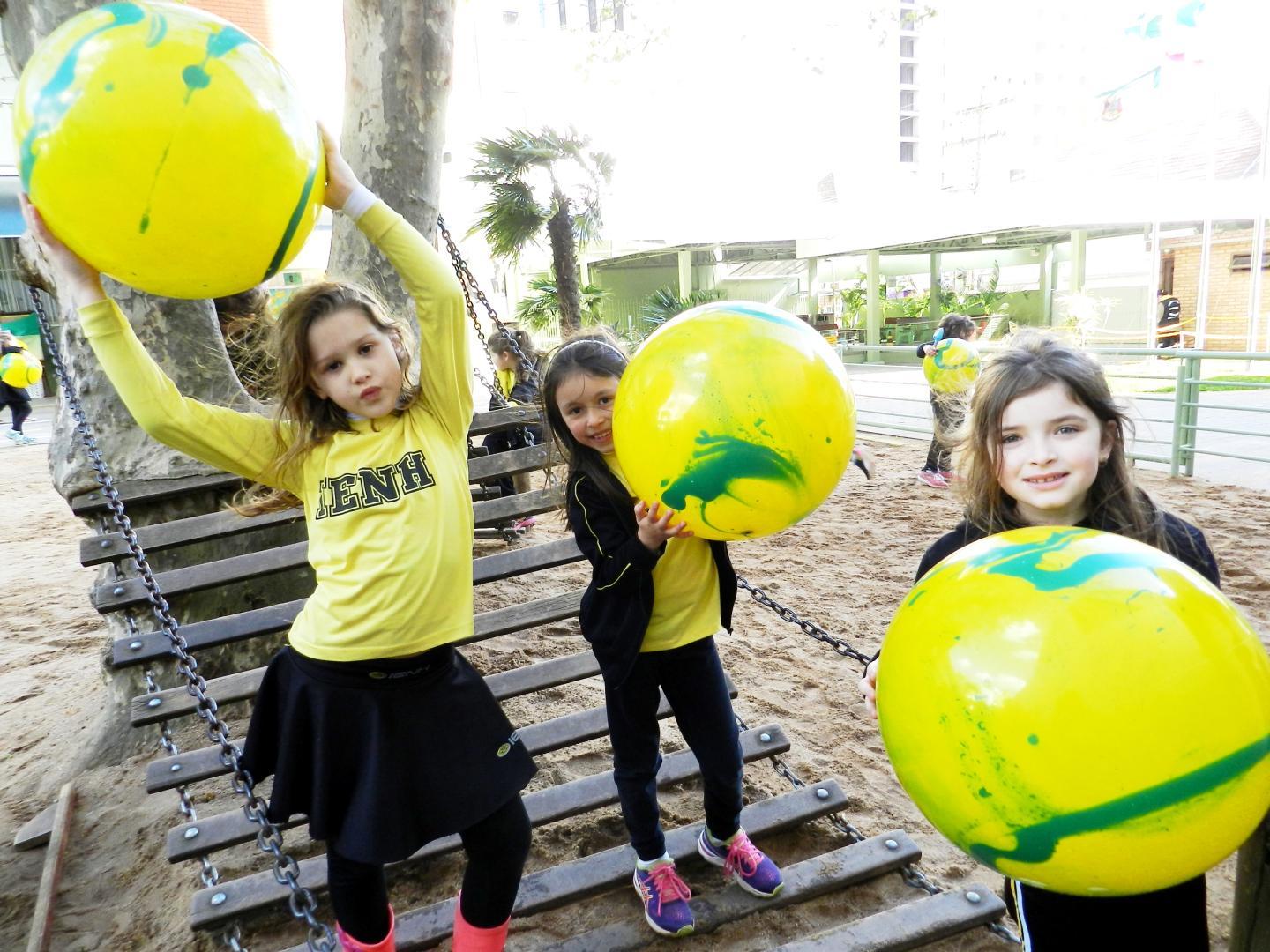 Recreio divertido com bolas gigantes