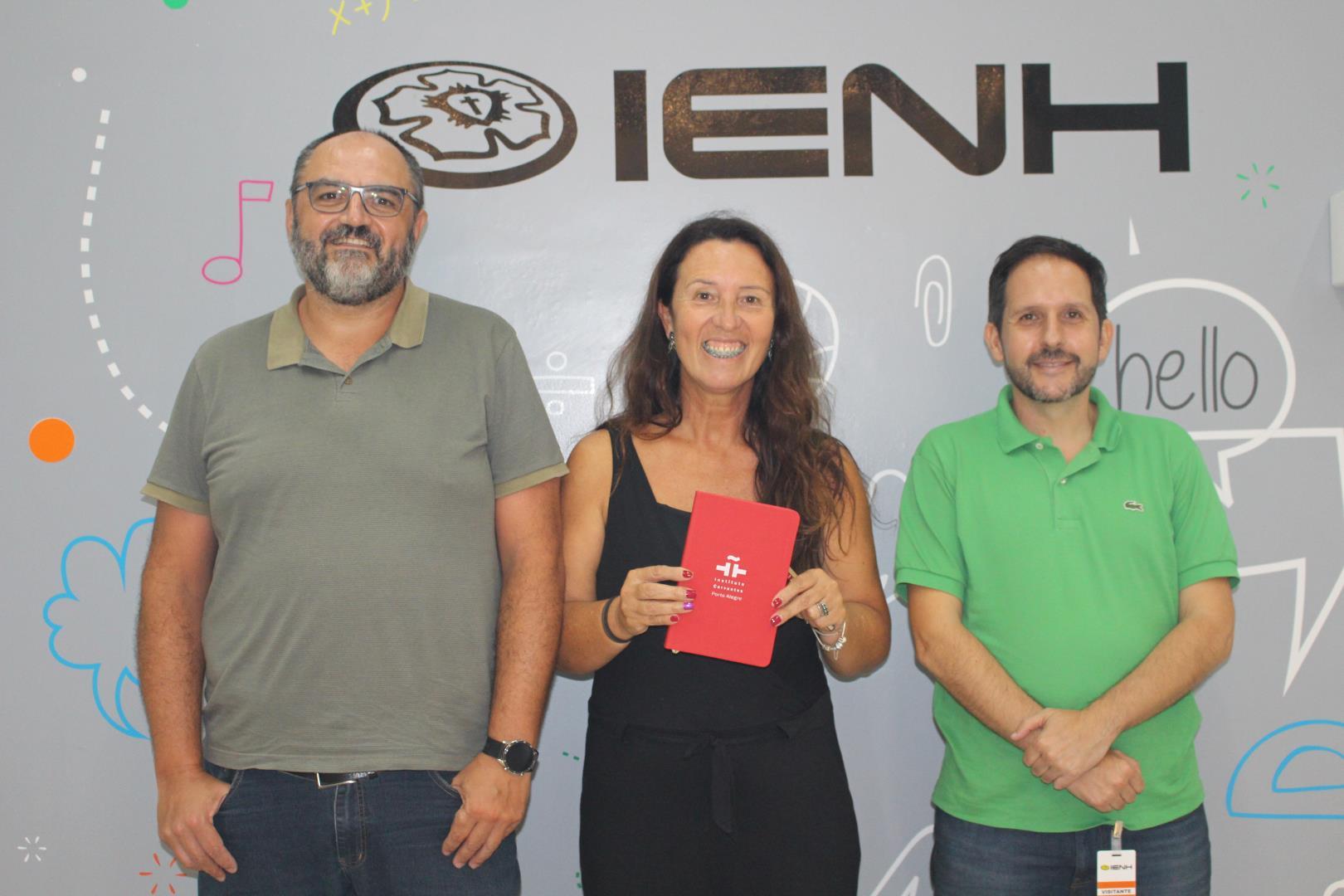 Representantes do Instituto Cervantes visitam a IENH para conversar sobre possível parceria