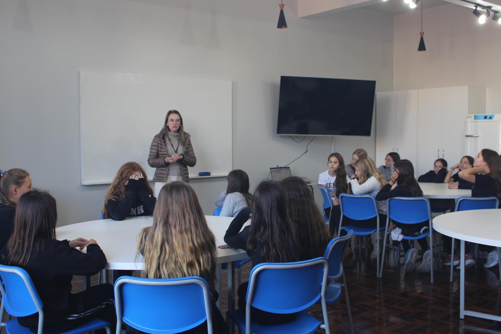 Reunião de pré-embarque prepara estudantes do Year 6 para o English Camp 2026