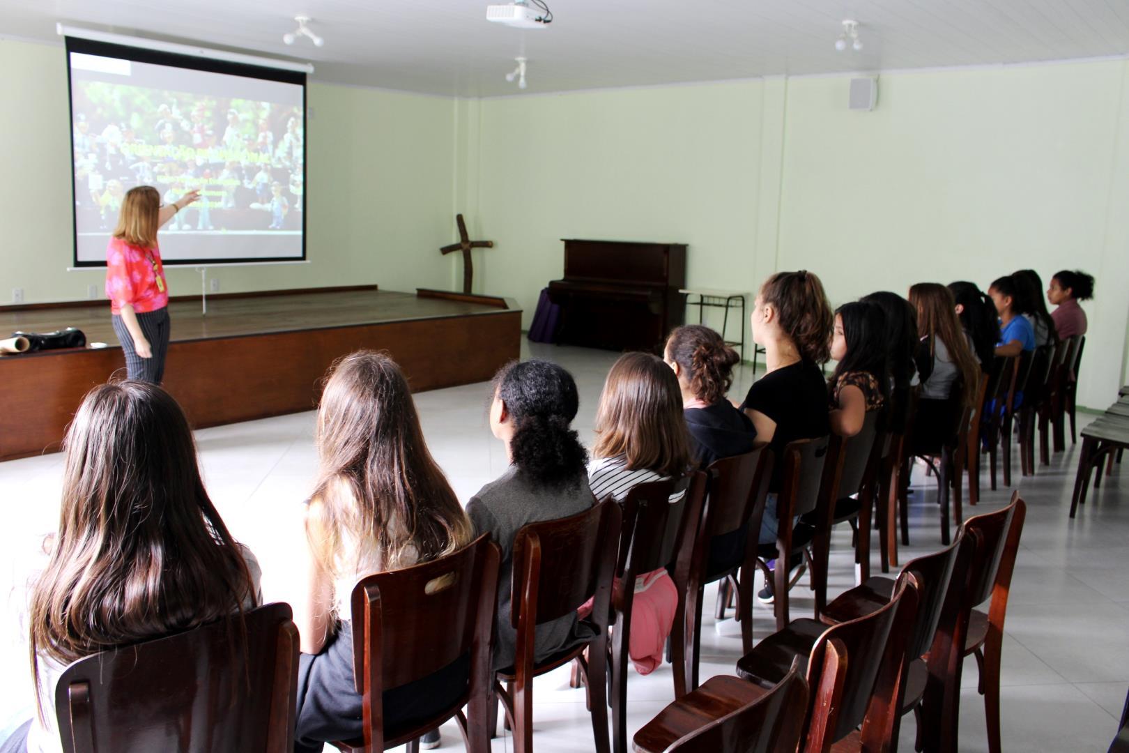 Seminário de Adolescência oportuniza novos aprendizados no Programa Cultural Arte em Movimento