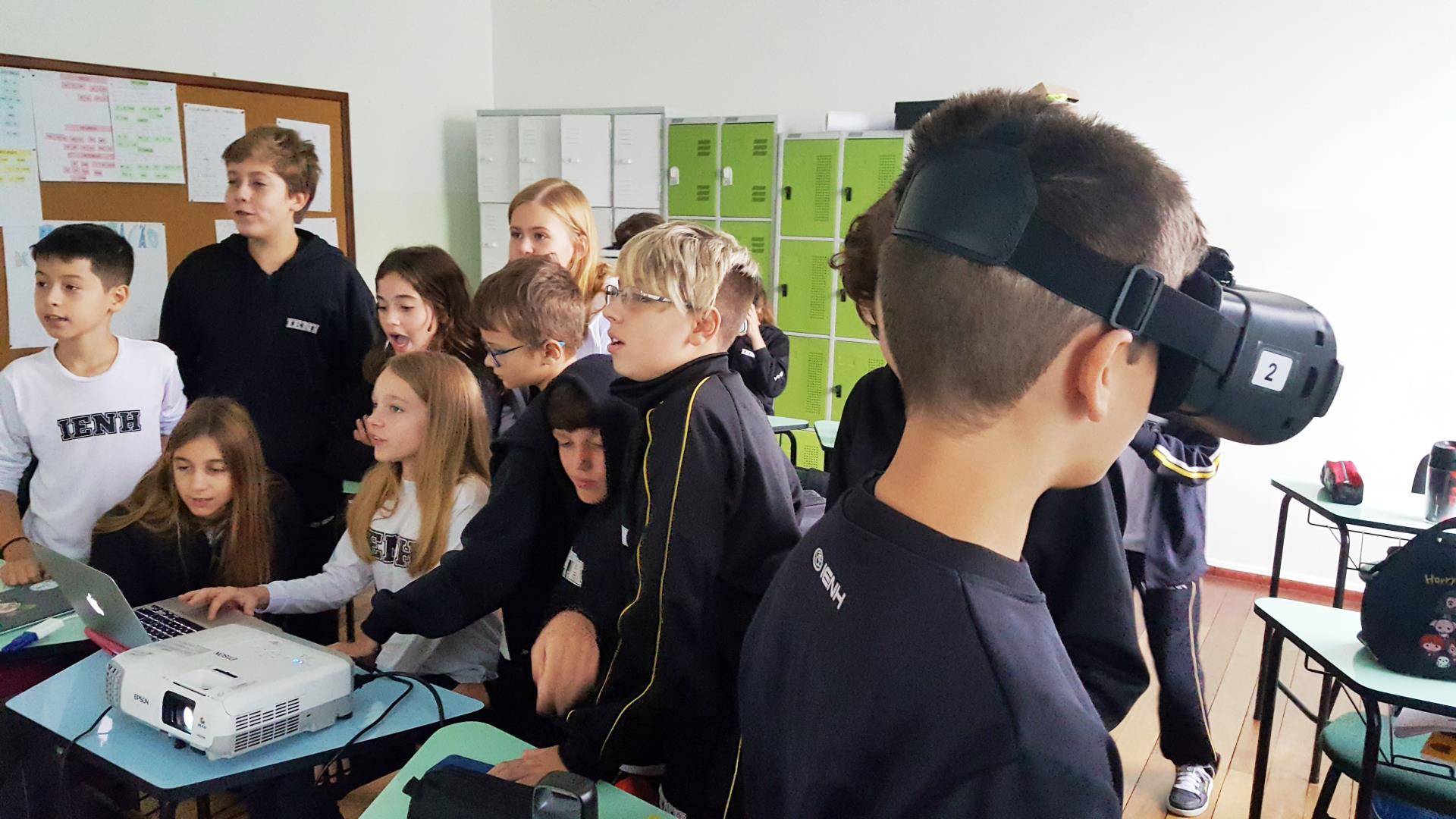 Tecnologia na sala de aula: games e óculos de realidade virtual são utilizados na aula de Português