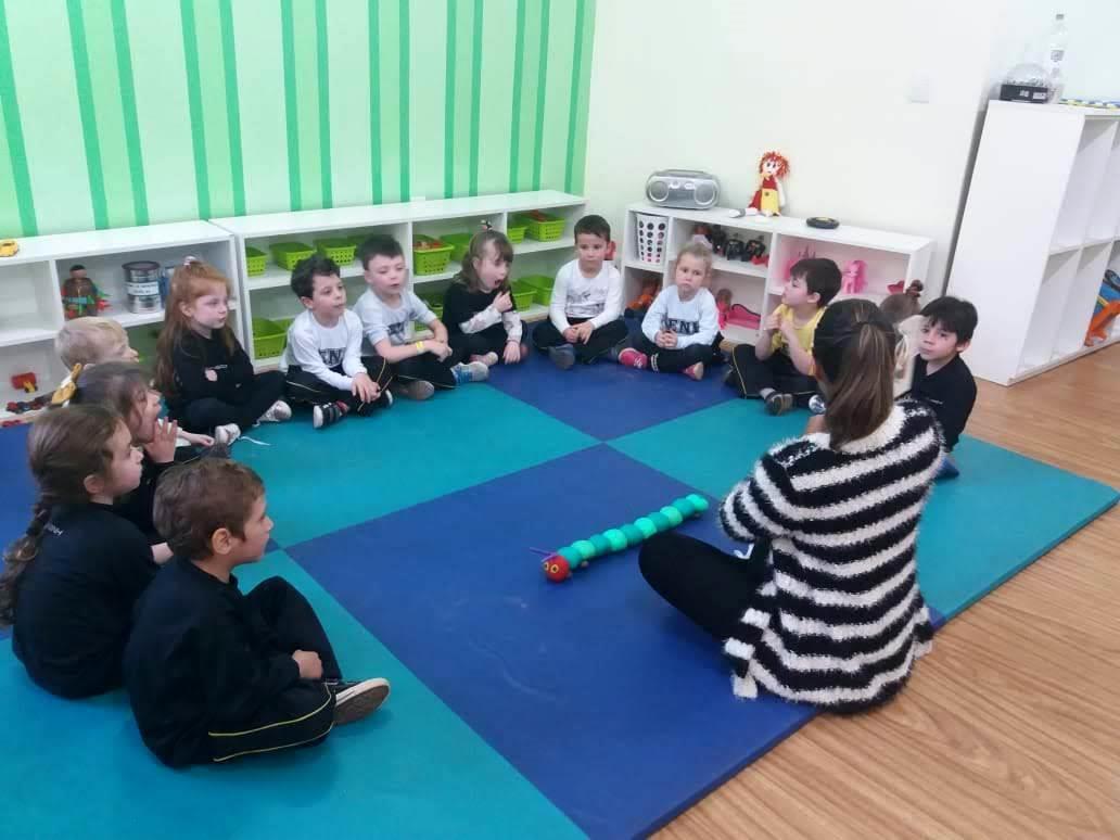 The very hungry caterpillar – hora do conto e aprendizado em Inglês The very hungry caterpillar – hora do conto e aprendizado em Inglês