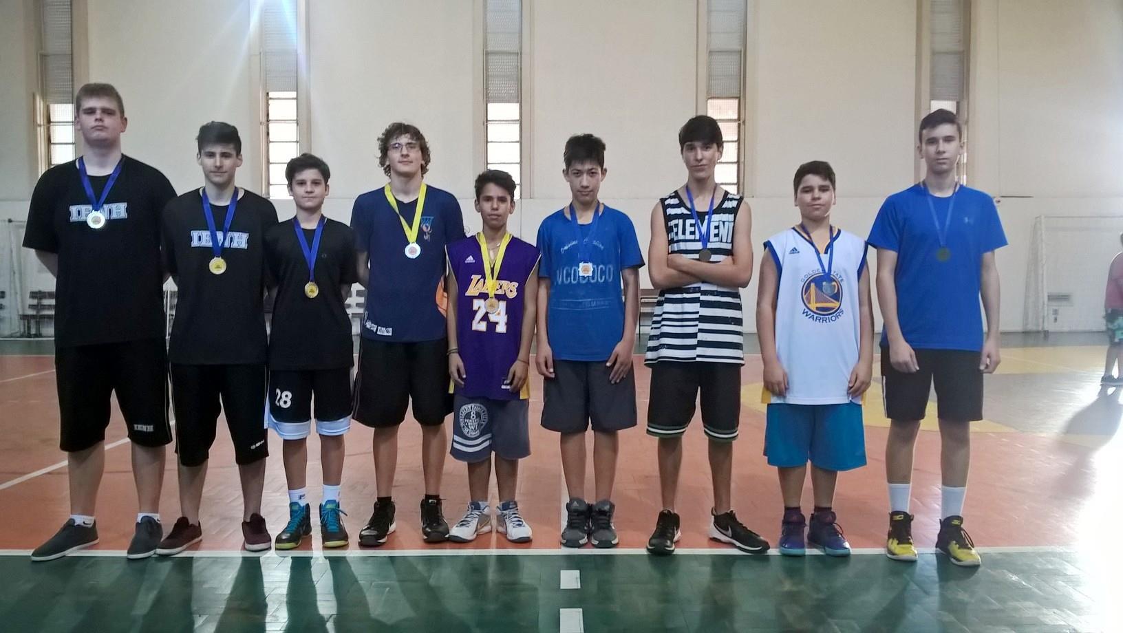 Torneio de trios de basquete na IENH