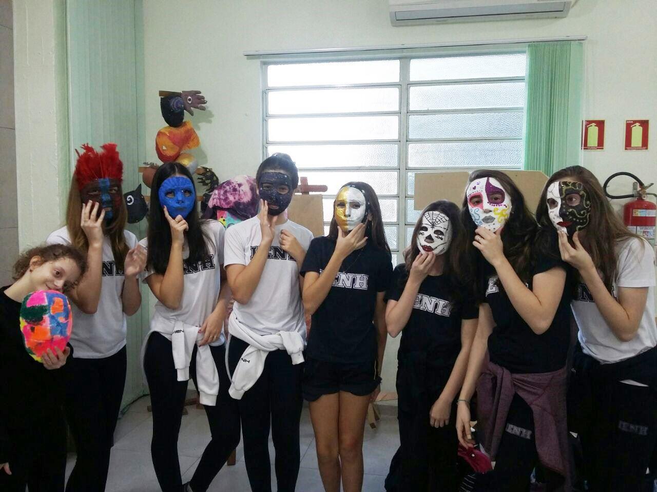 Trabalho em grupo na criação de máscaras na aula de Artes