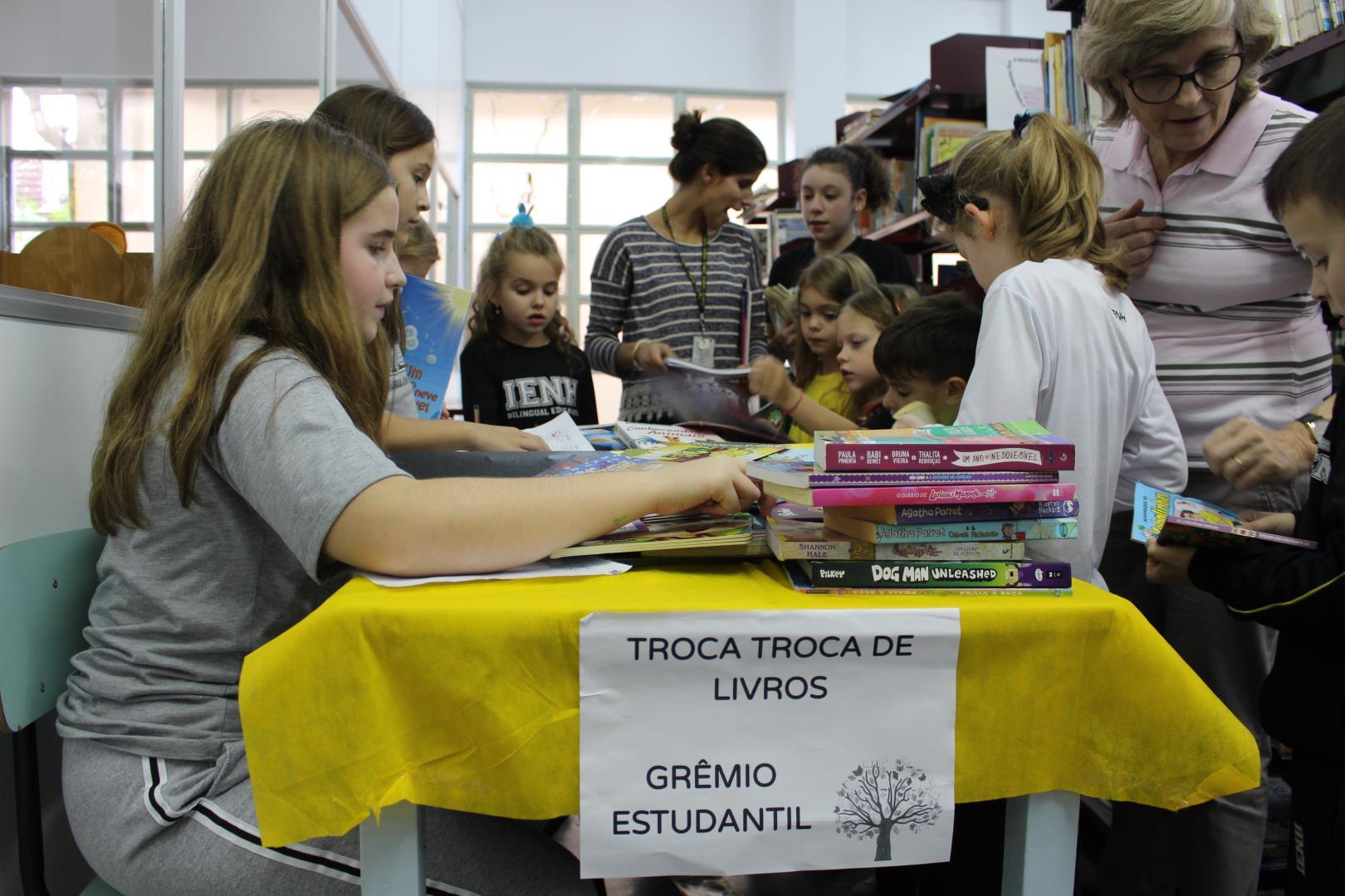 Troca-troca de livros ocorre na Unidade Pindorama