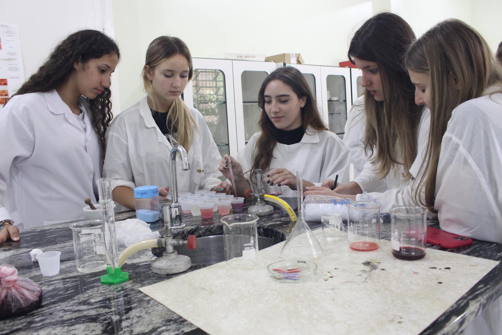 Turma da 1ª série da Unidade Fundação Evangélica realiza experimentos químicos